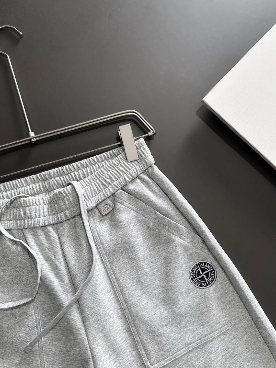 🅿️330 shipped next day. High quality Stone Island/Stone Island 2025 spring and summer new high-definition elastic band casual solid color loose shorts. Made with machines imported from Italy. The hem of the trousers is stitched with two needles. The stitching is fine and firm. The fabric is customized at the counter. It has high breathability and comfort. The details are impeccable. The brand element design concept reflects high quality. It feels delicate and soft! It presents a casual cut and the upper body shape is great! Size: S-XXL